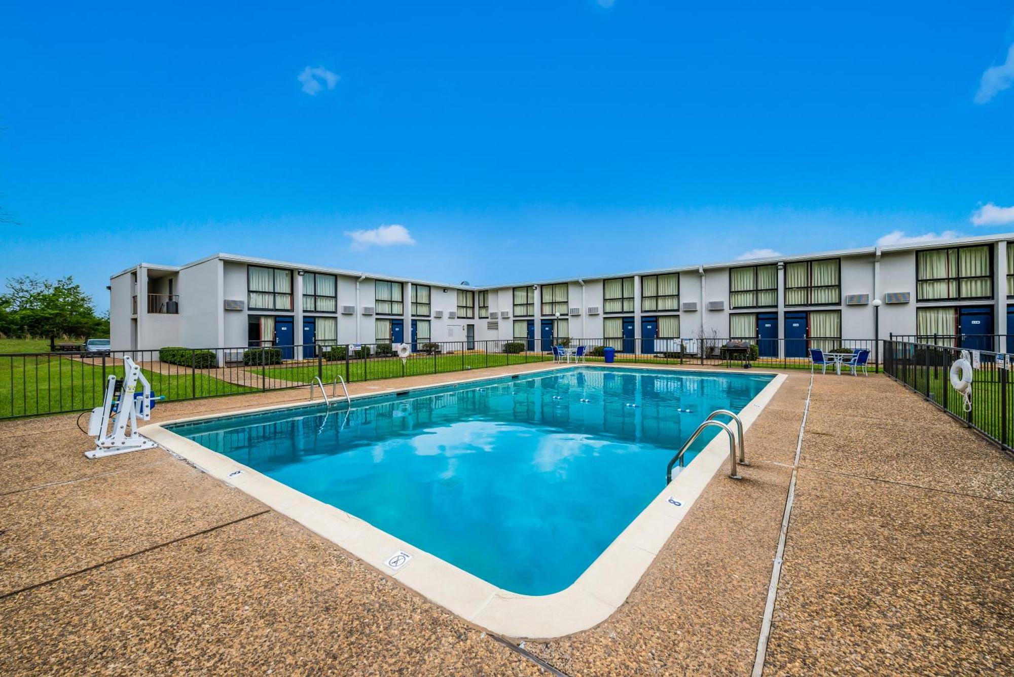 Motel 6-Henderson, Tx Bagian luar foto
